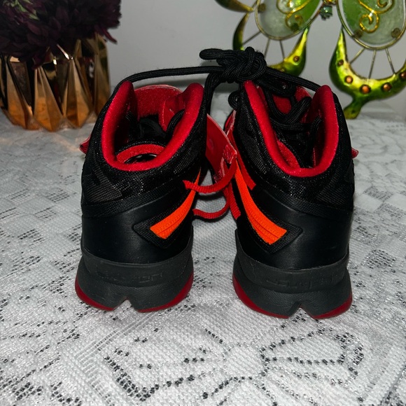 Nike LeBron James Zoom Soldier 8 Black University Red main image 10